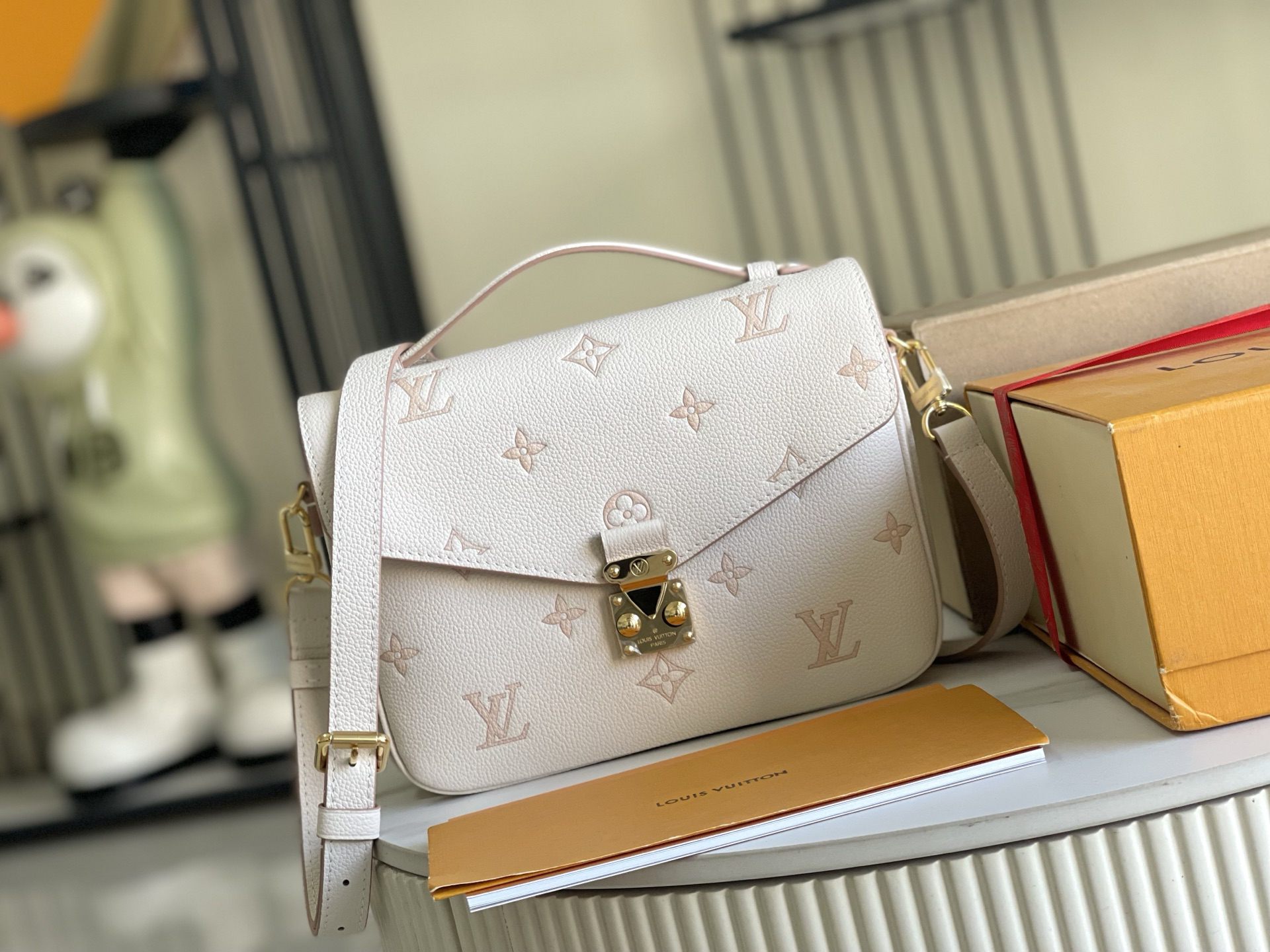 Louis Vuitton Handbag M14977
