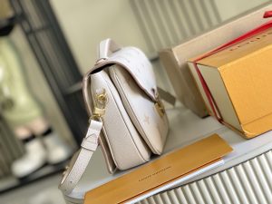Louis Vuitton Handbag M14977