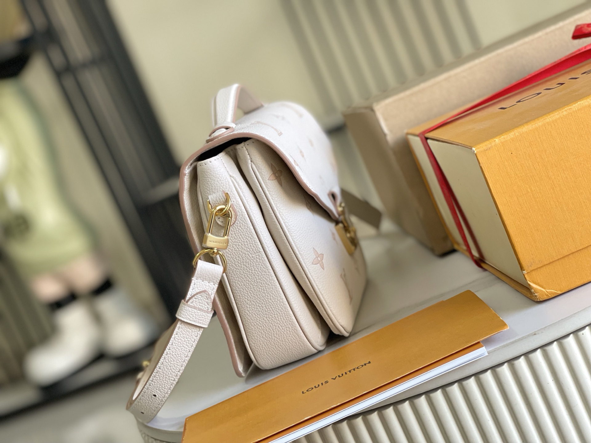 Louis Vuitton Handbag M14977