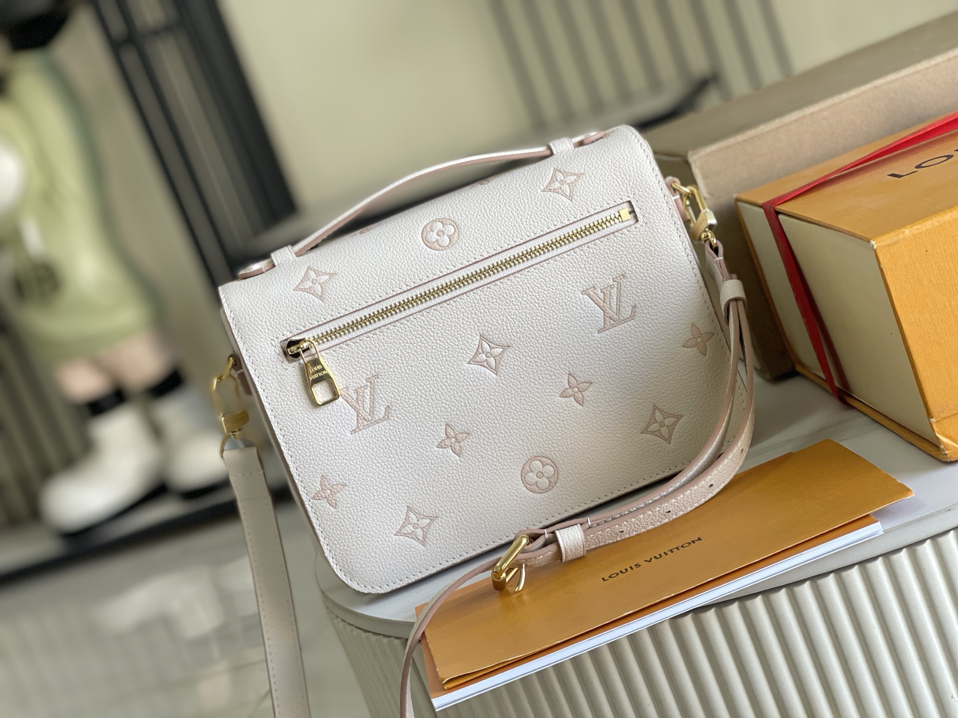 Louis Vuitton Handbag M14977