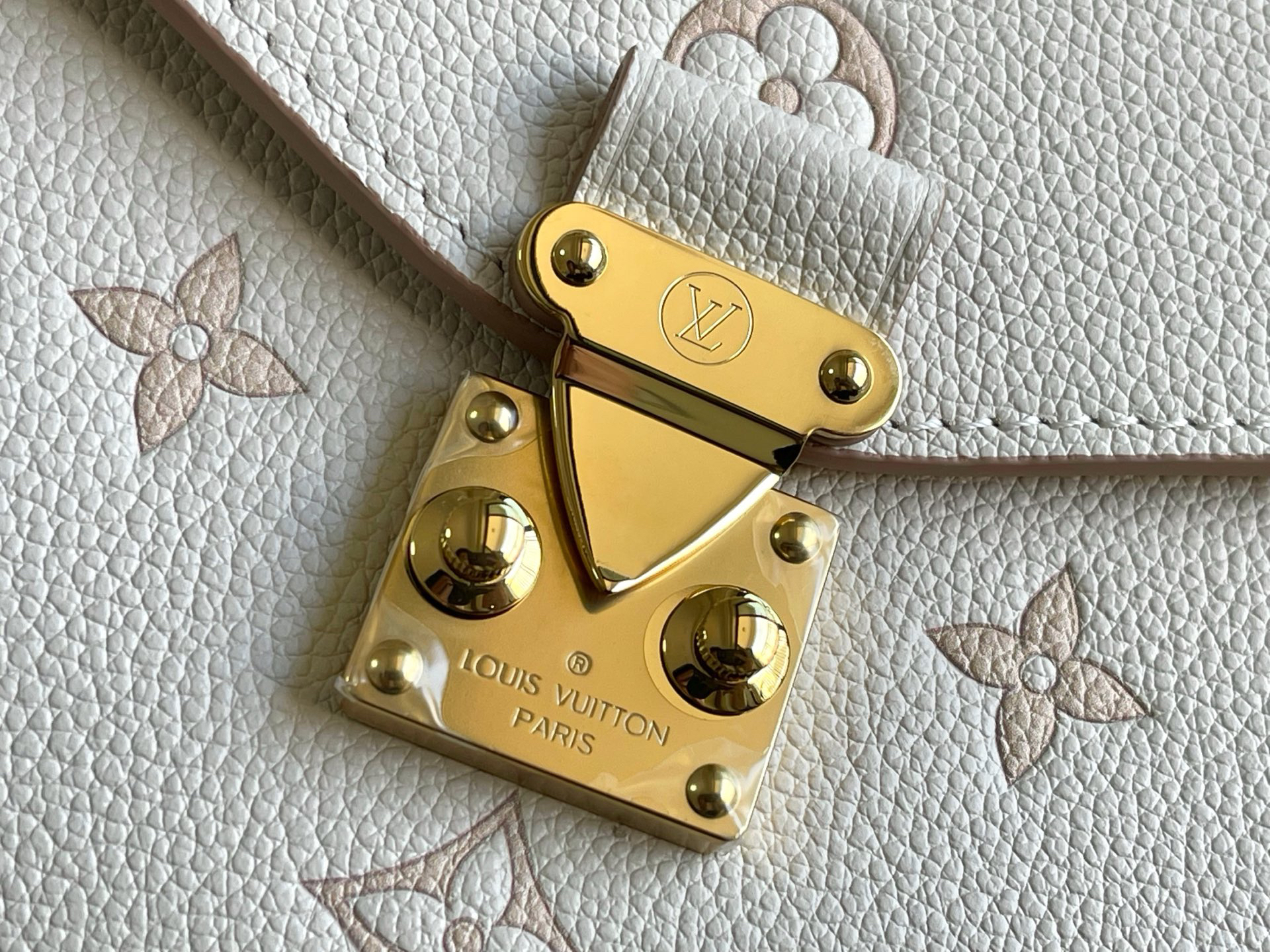 Louis Vuitton Handbag M14977