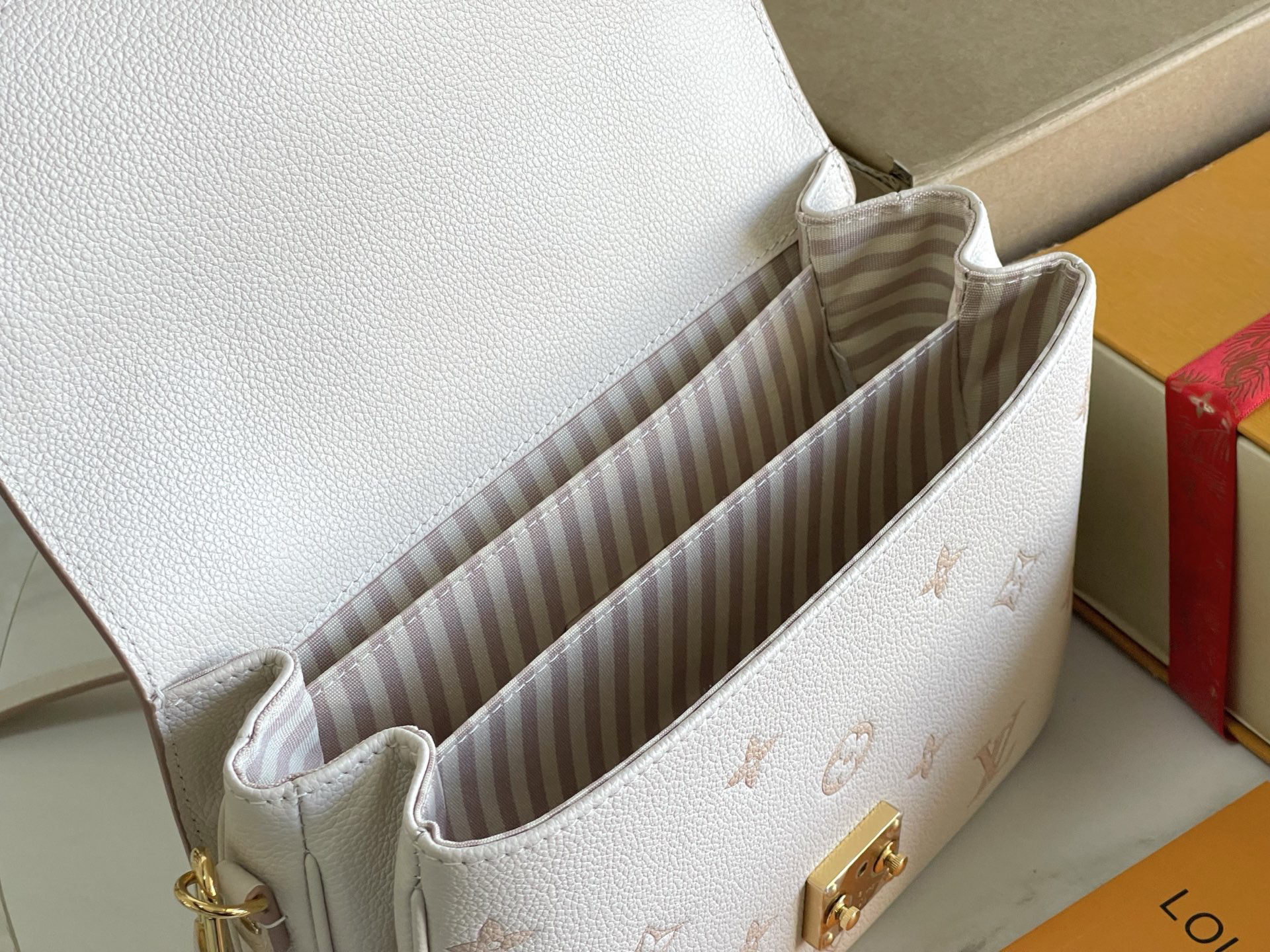 Louis Vuitton Handbag M14977