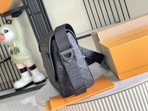 Louis Vuitton Handbag M28781