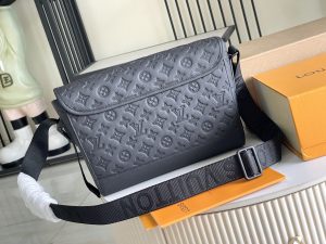 Louis Vuitton Handbag M28781