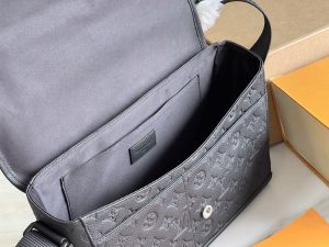 Louis Vuitton Handbag M28781