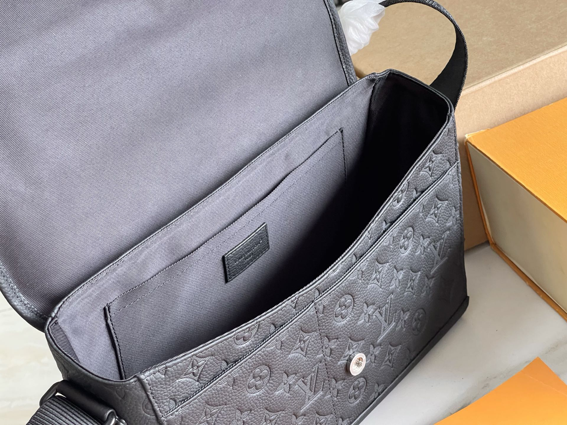 Louis Vuitton Handbag M28781