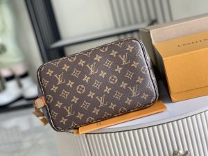 Louis Vuitton Handbag M12926