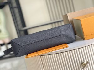 Louis Vuitton Handbag M15268