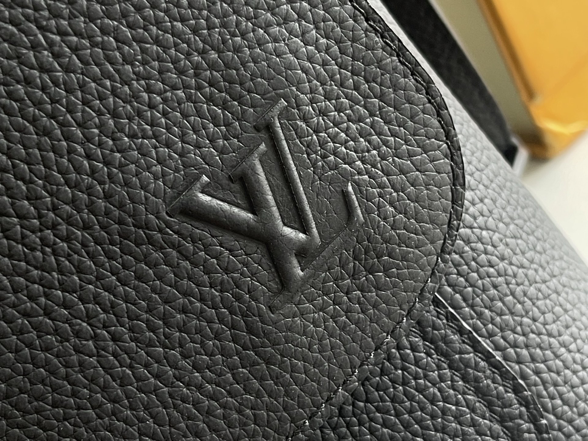 Louis Vuitton Handbag M15268