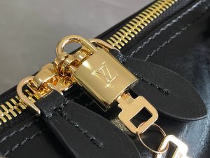 Louis Vuitton Handbag M15300