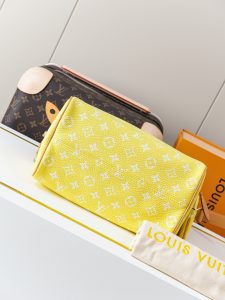 Louis Vuitton Handbag M13902