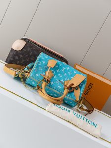 Louis Vuitton Handbag M11561