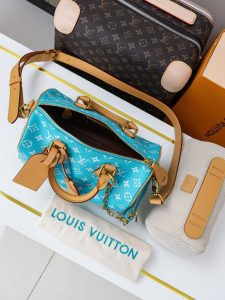 Louis Vuitton Handbag M11561