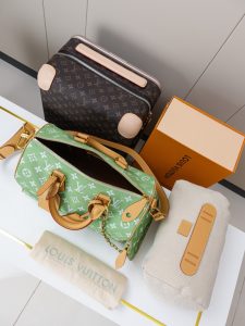 Louis Vuitton Handbag M14064