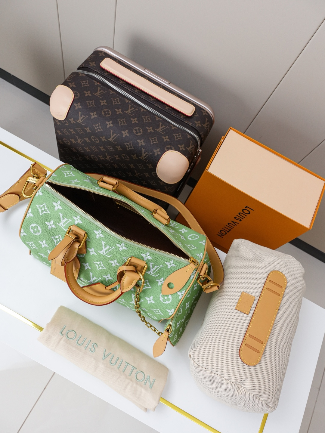 Louis Vuitton Handbag M14064