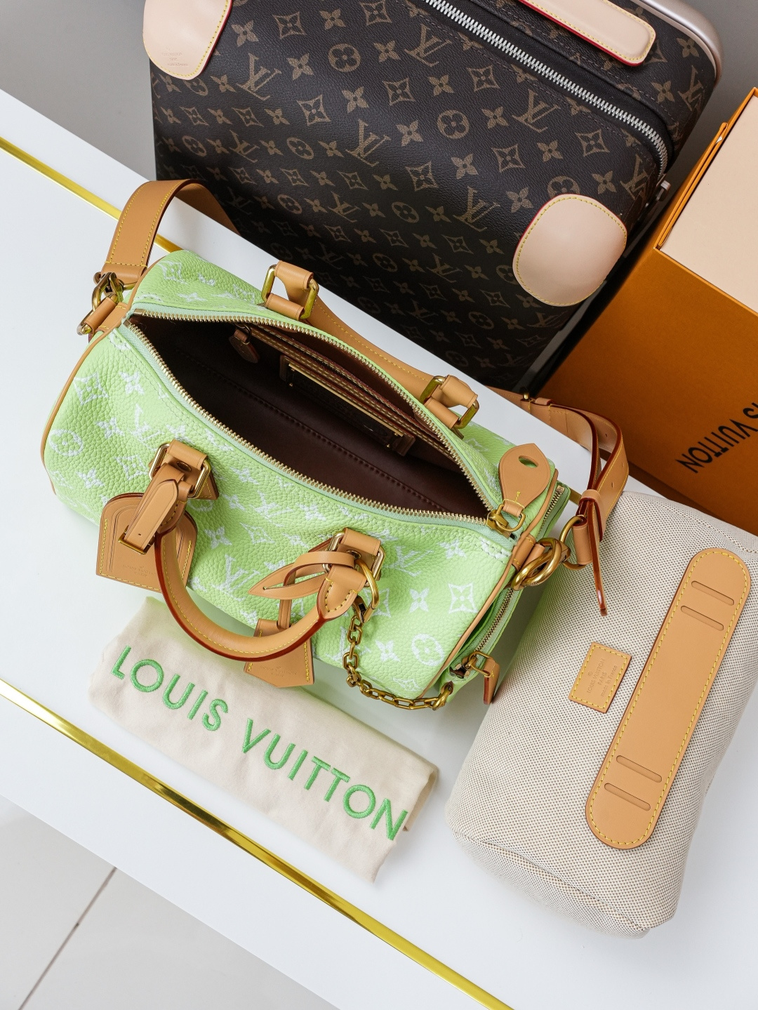 Louis Vuitton Handbag M24443