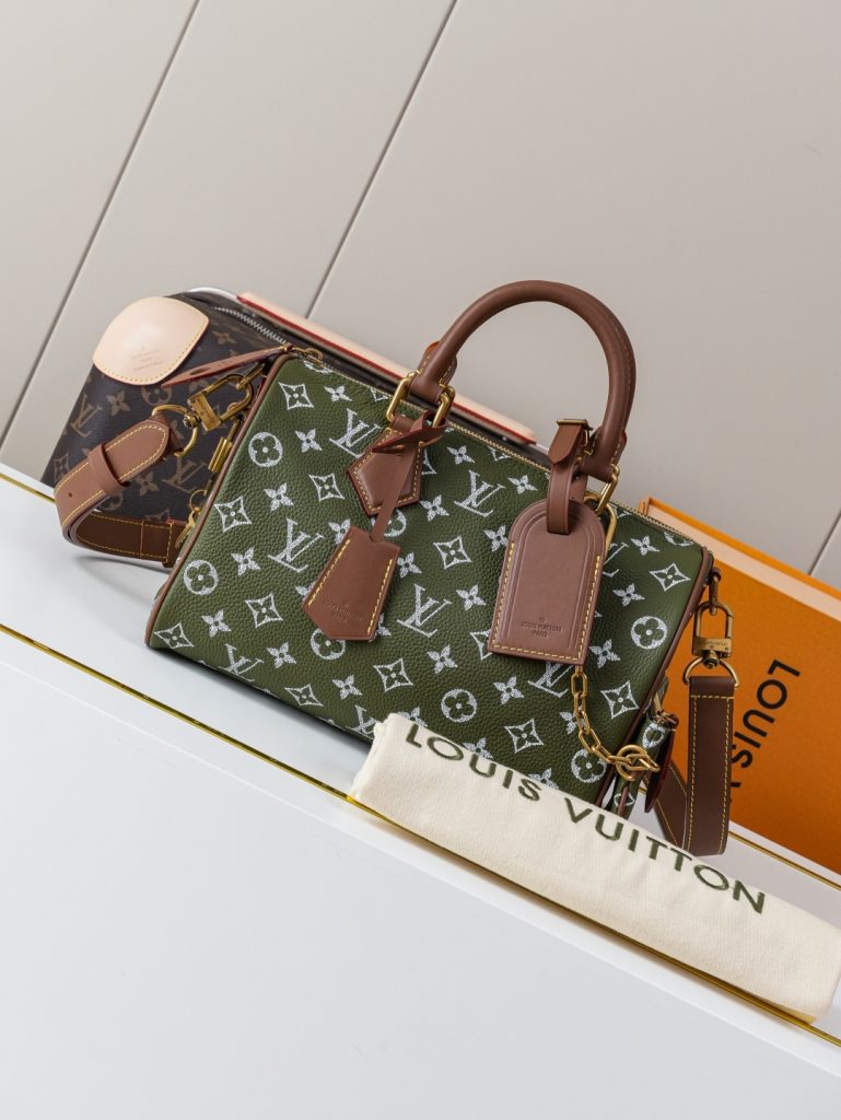 Louis Vuitton Handbag M24423