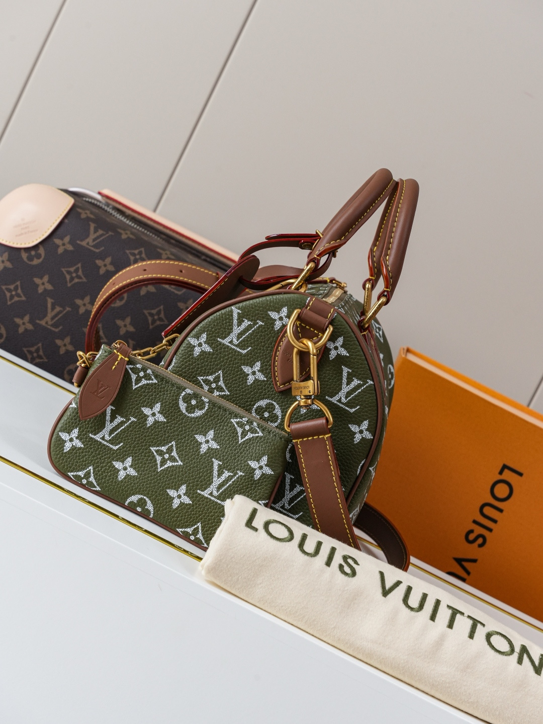 Louis Vuitton Handbag M24423