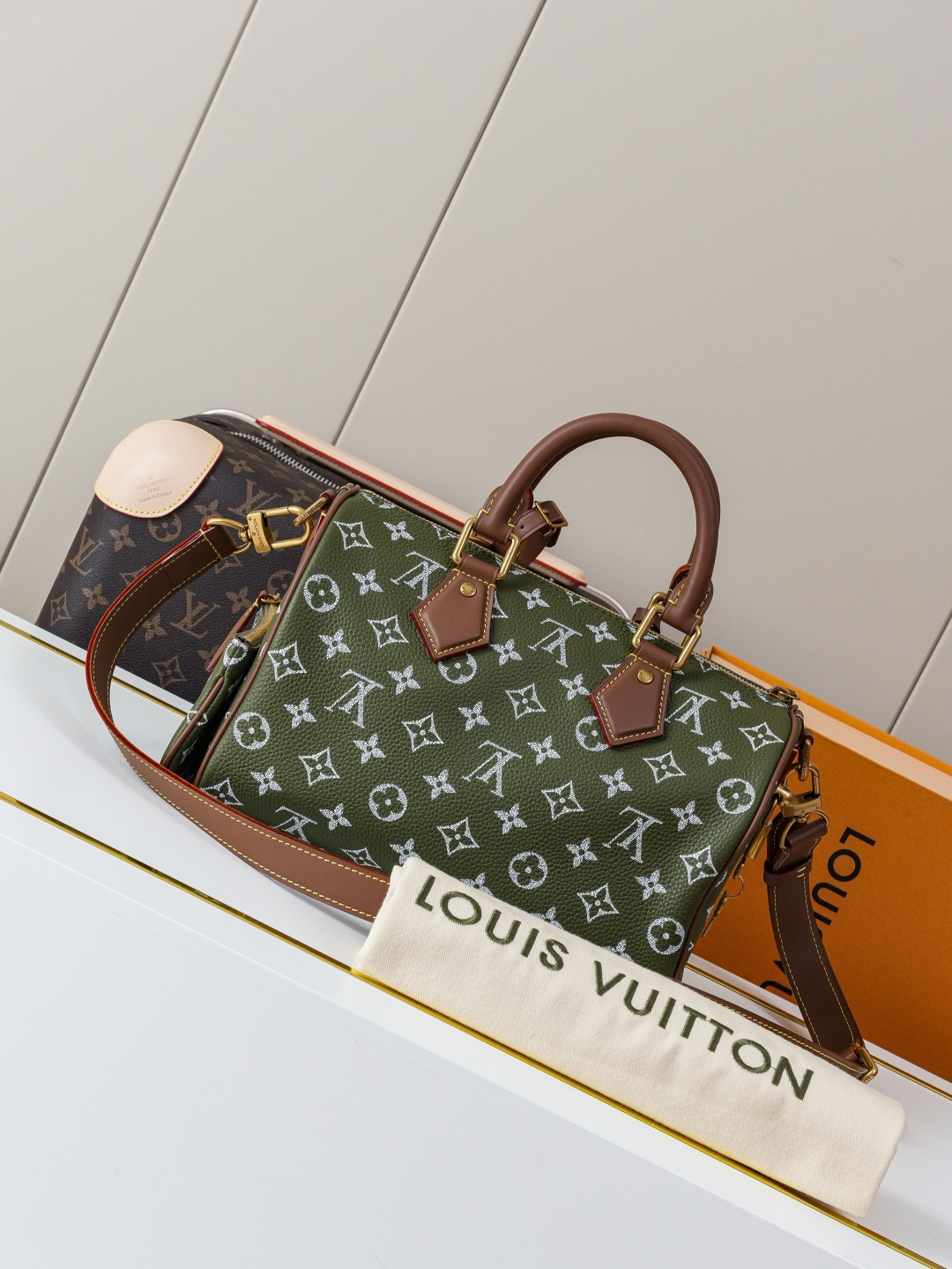 Louis Vuitton Handbag M24423