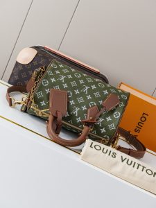 Louis Vuitton Handbag M24423
