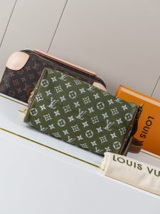 Louis Vuitton Handbag M24423