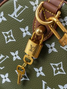 Louis Vuitton Handbag M24423