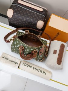 Louis Vuitton Handbag M24423