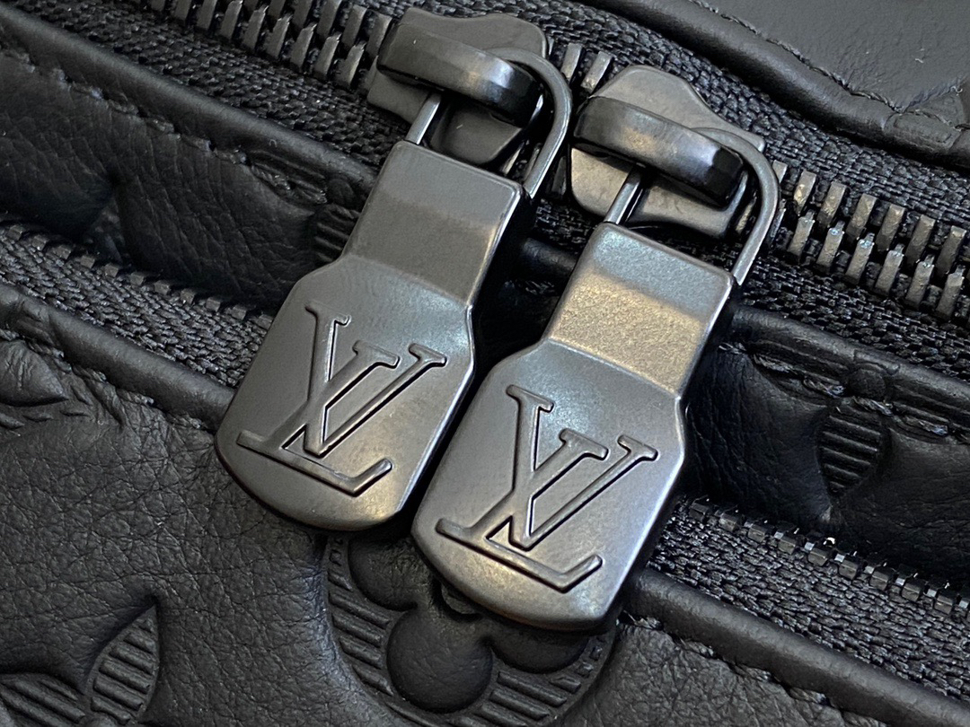 Louis Vuitton Rush Card Holder M47058 in Black