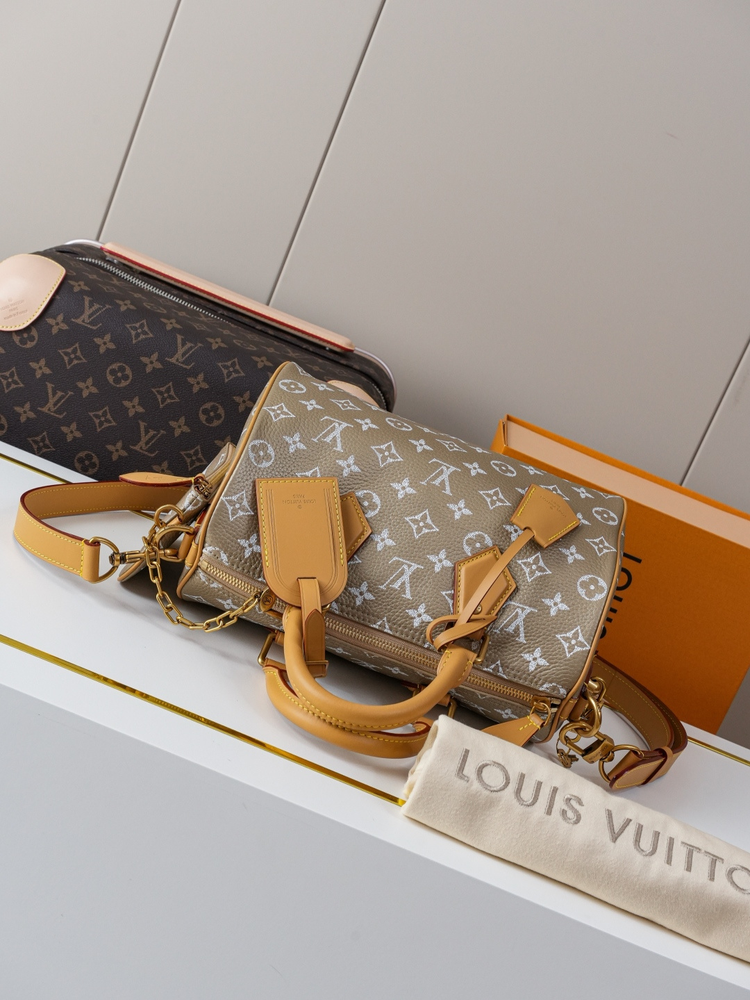 Louis Vuitton Handbag M26305