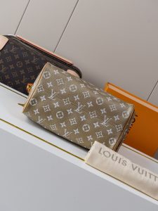 Louis Vuitton Handbag M26305