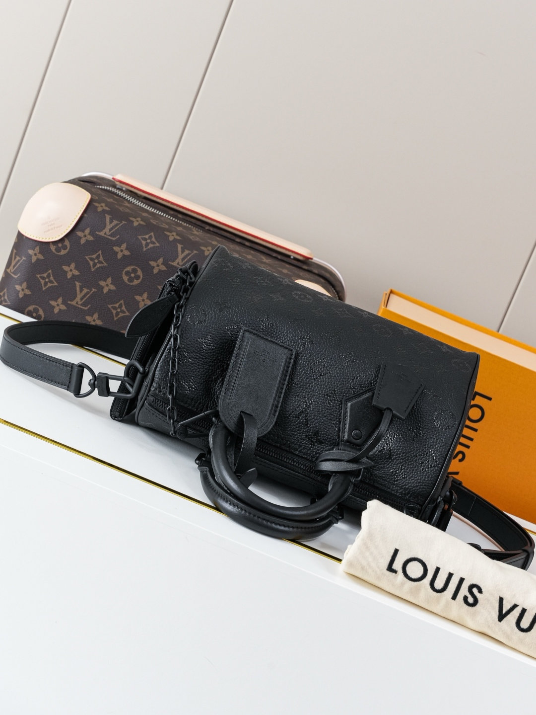 Louis Vuitton Handbag M24426