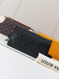 Louis Vuitton Handbag M24426