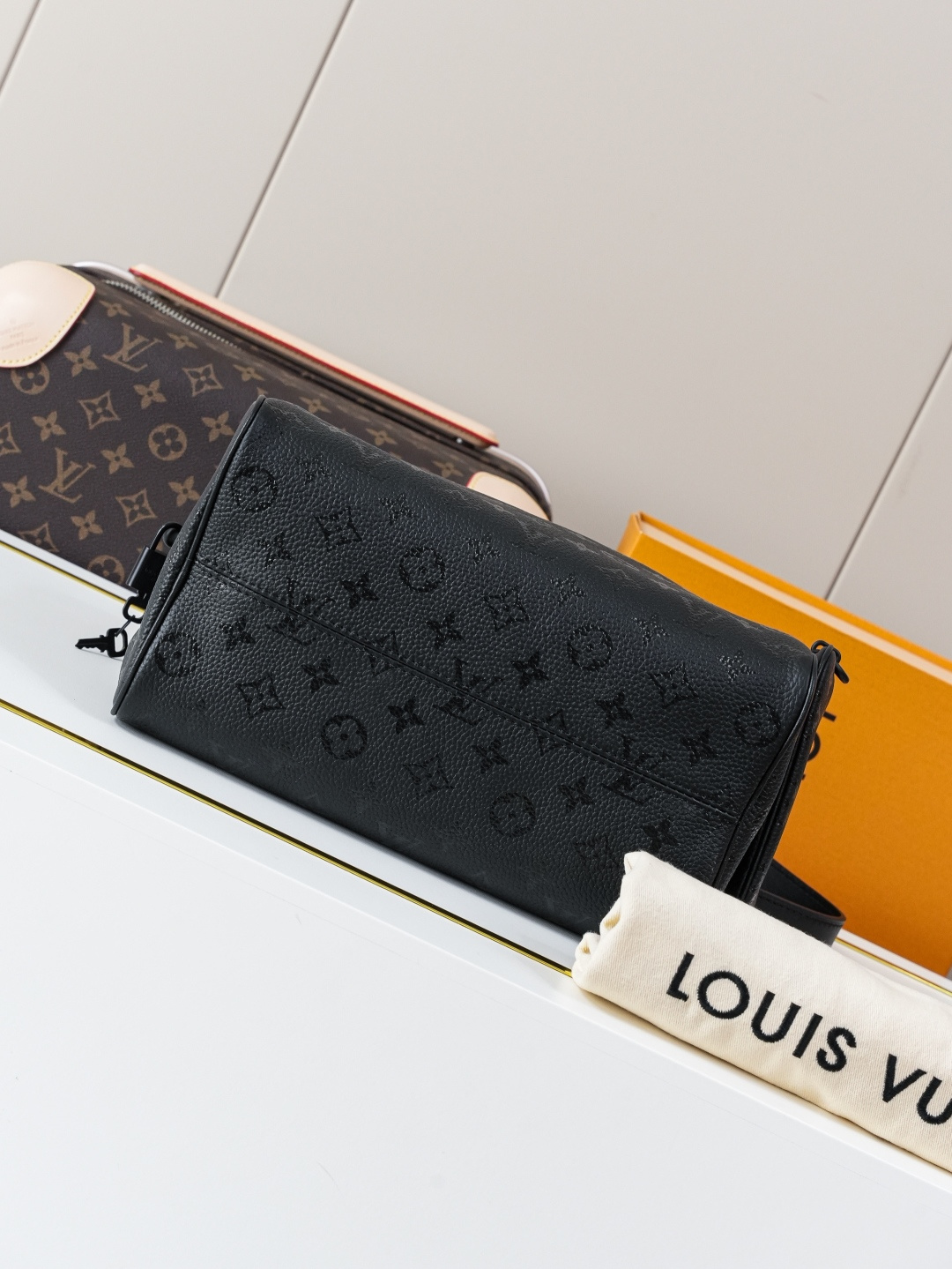 Louis Vuitton Handbag M24426