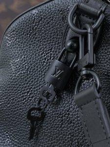 Louis Vuitton Handbag M24426