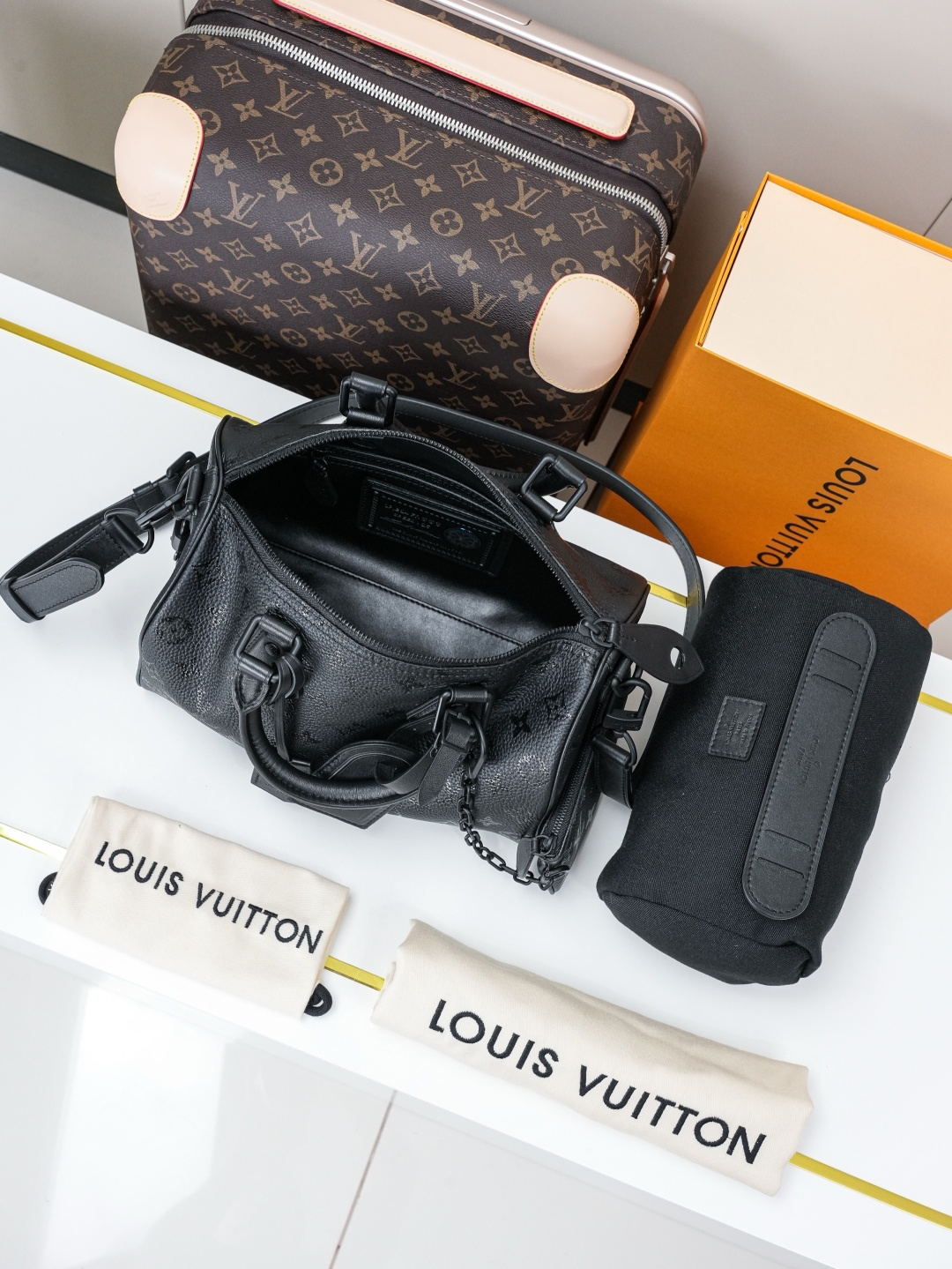Louis Vuitton Handbag M24426