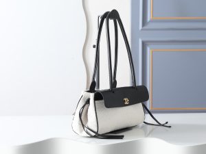 Chanel Shoulder Bag 6288 in White