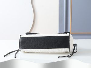 Chanel Shoulder Bag 6288 in White