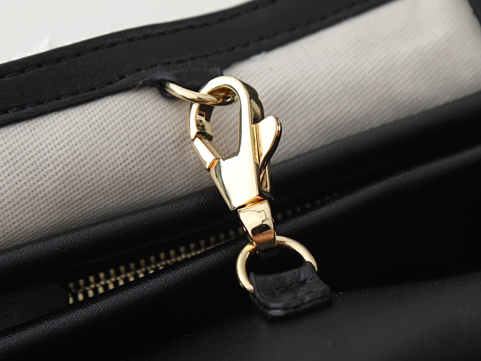 Chanel Shoulder Bag 6288 in White