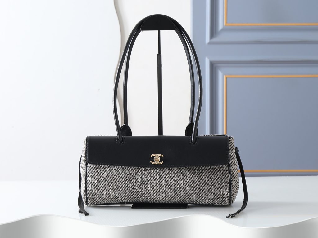 Chanel Shoulder Bag 6288 in Black