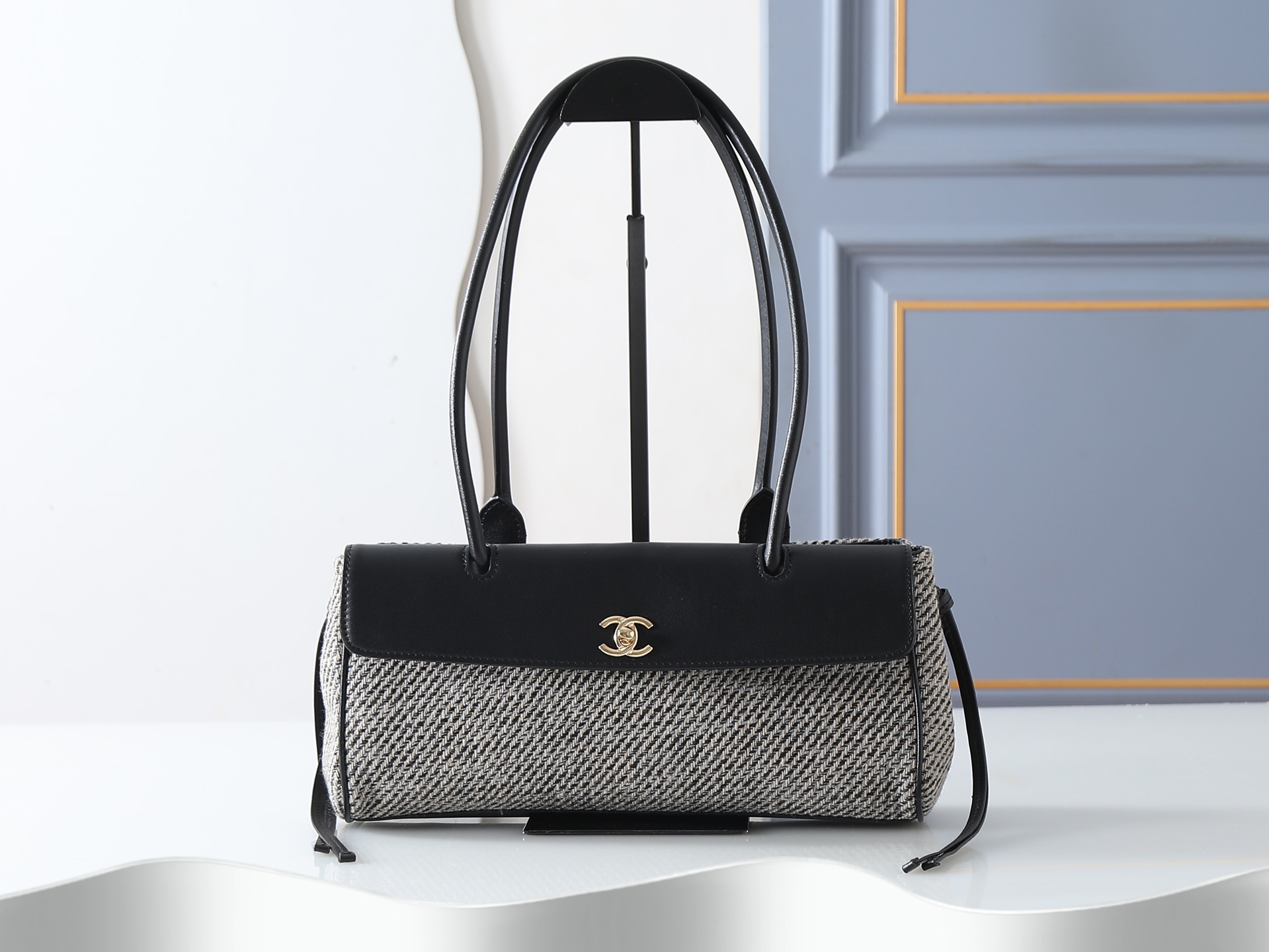 Chanel Shoulder Bag 6288 in Black