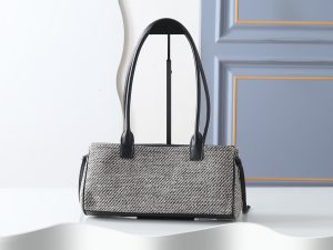 Chanel Shoulder Bag 6288 in Black