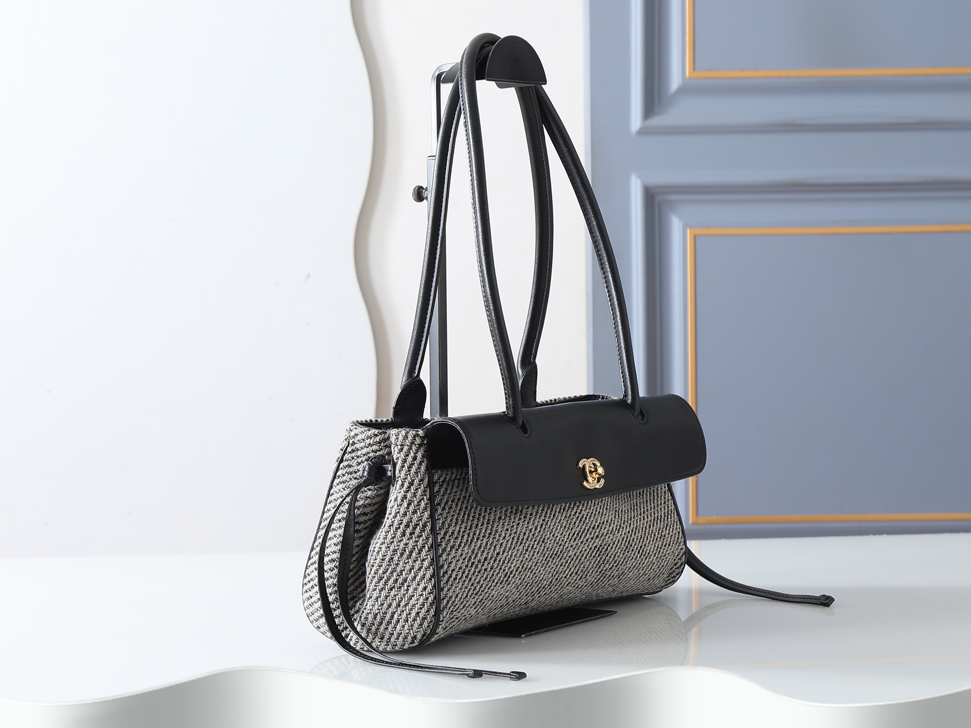 Chanel Shoulder Bag 6288 in Black