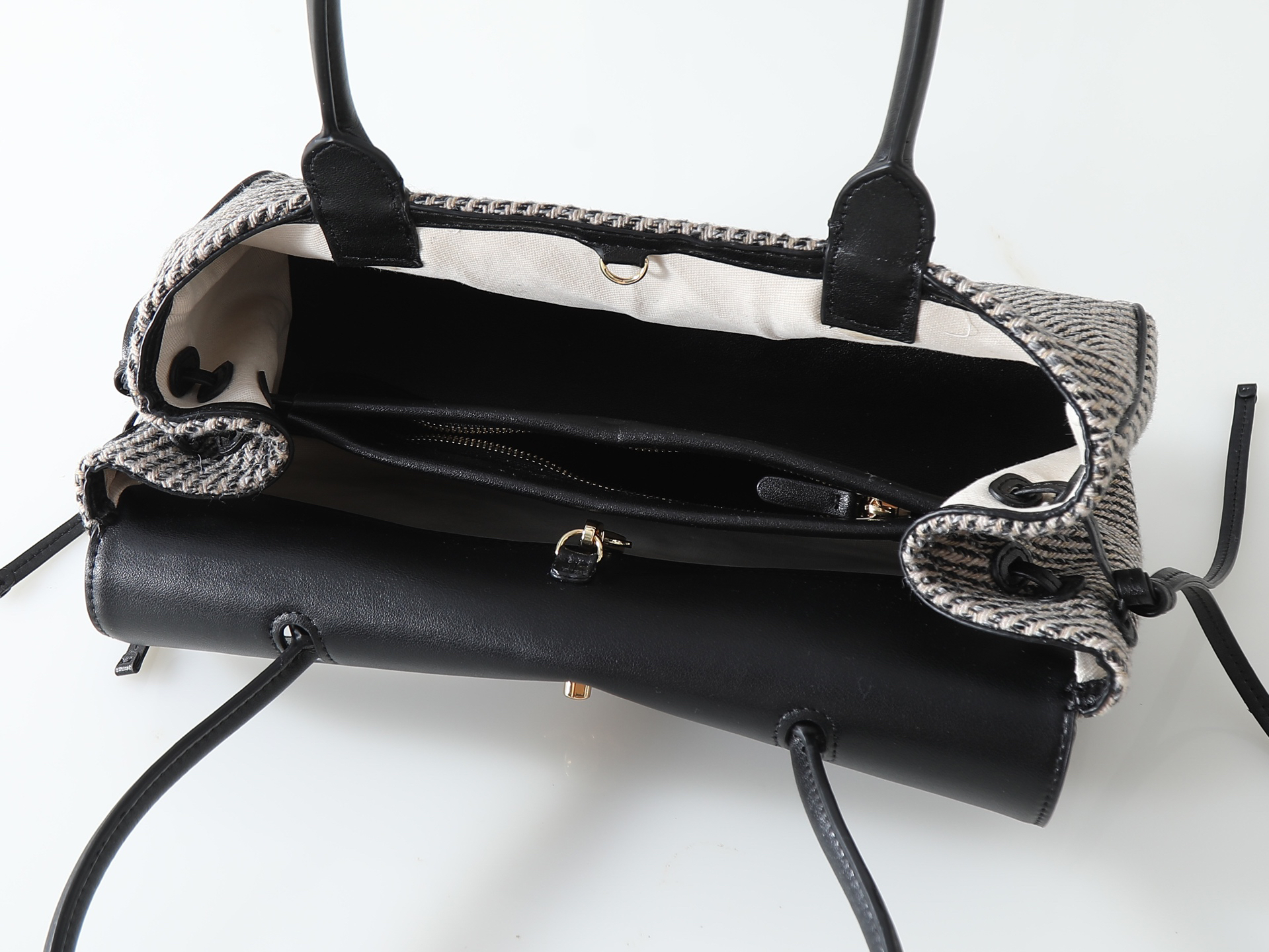 Chanel Shoulder Bag 6288 in Black