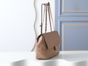 Shoulder Bag 6233 in Brown