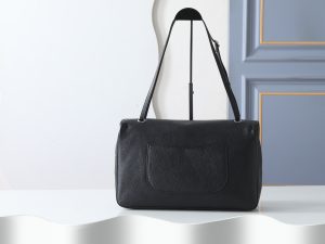 Shoulder Bag 6233 in Black
