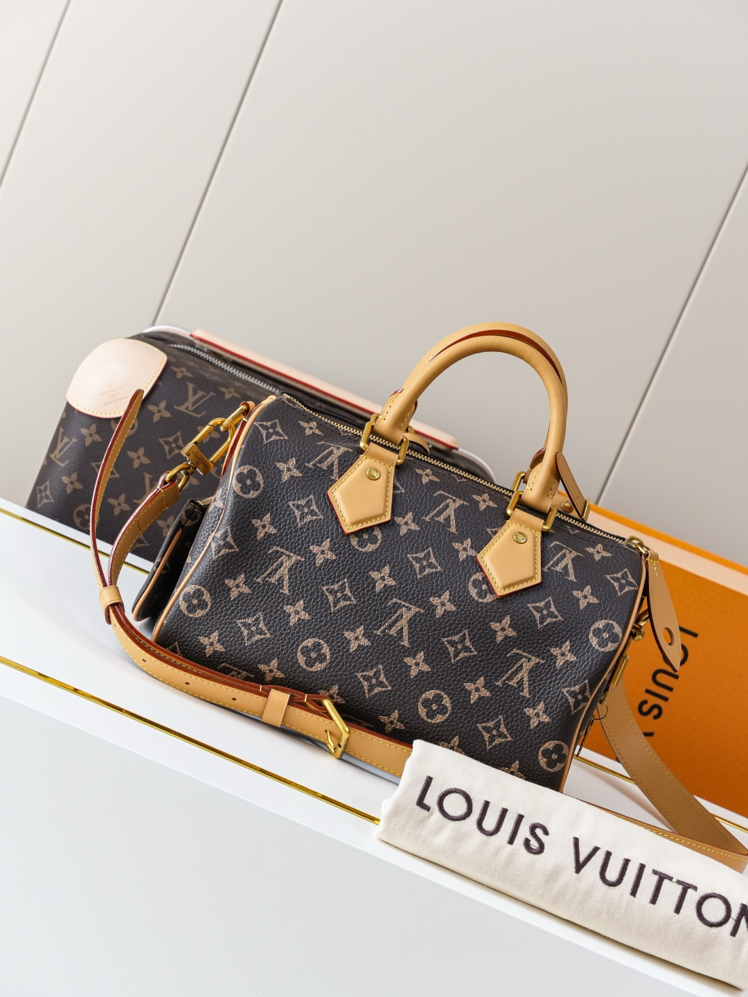 Louis Vuitton Handbag M24443