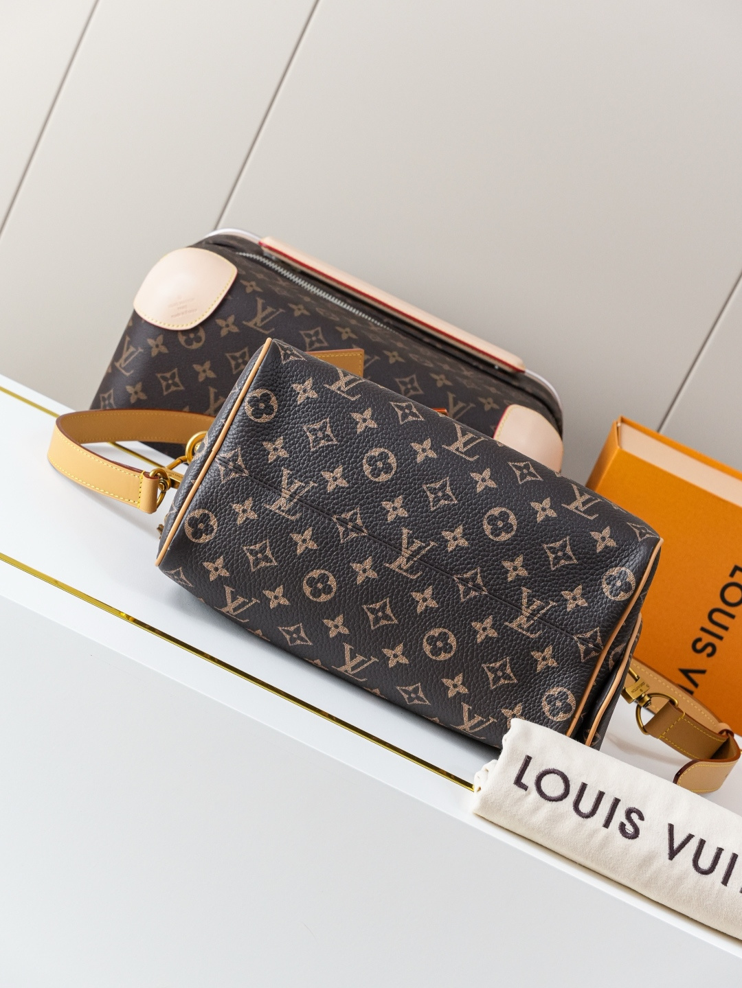 Louis Vuitton Handbag M24443