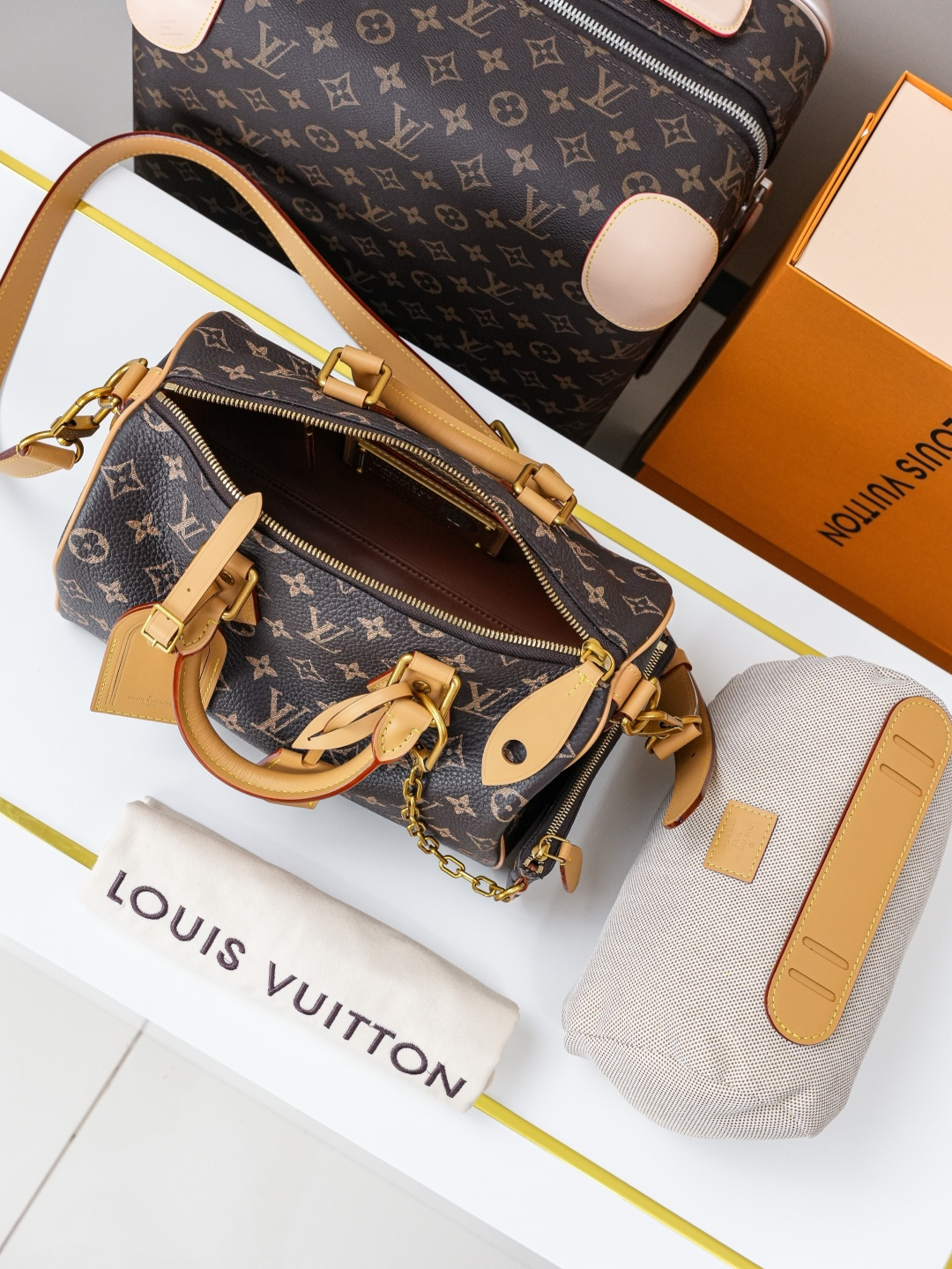Louis Vuitton Handbag M24443