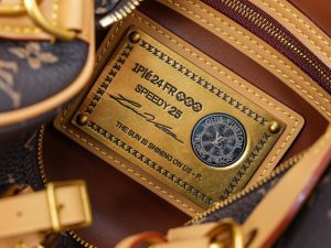 Louis Vuitton Handbag M24443