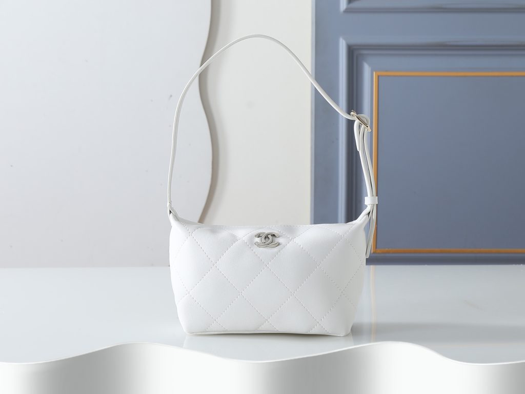 Chanel Shoulder Bag 6138 in White